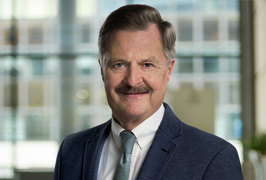 Dr Alexander Loos